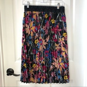 ⭐️ LulaRoe Floral Black & Pink Pleated Jill Skirt Size: SMALL